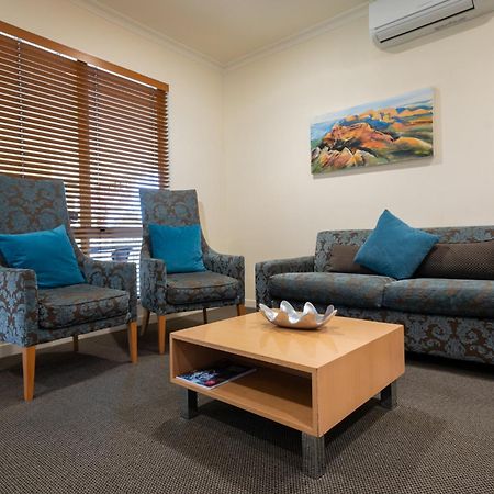 Regal Palms Resort Rotorua Exterior photo A living room in a typical apartment