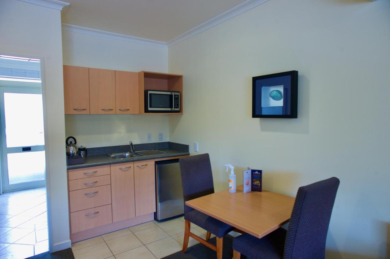 Regal Palms Resort Rotorua Exterior photo Kitchenette in a one-bedroom apartment