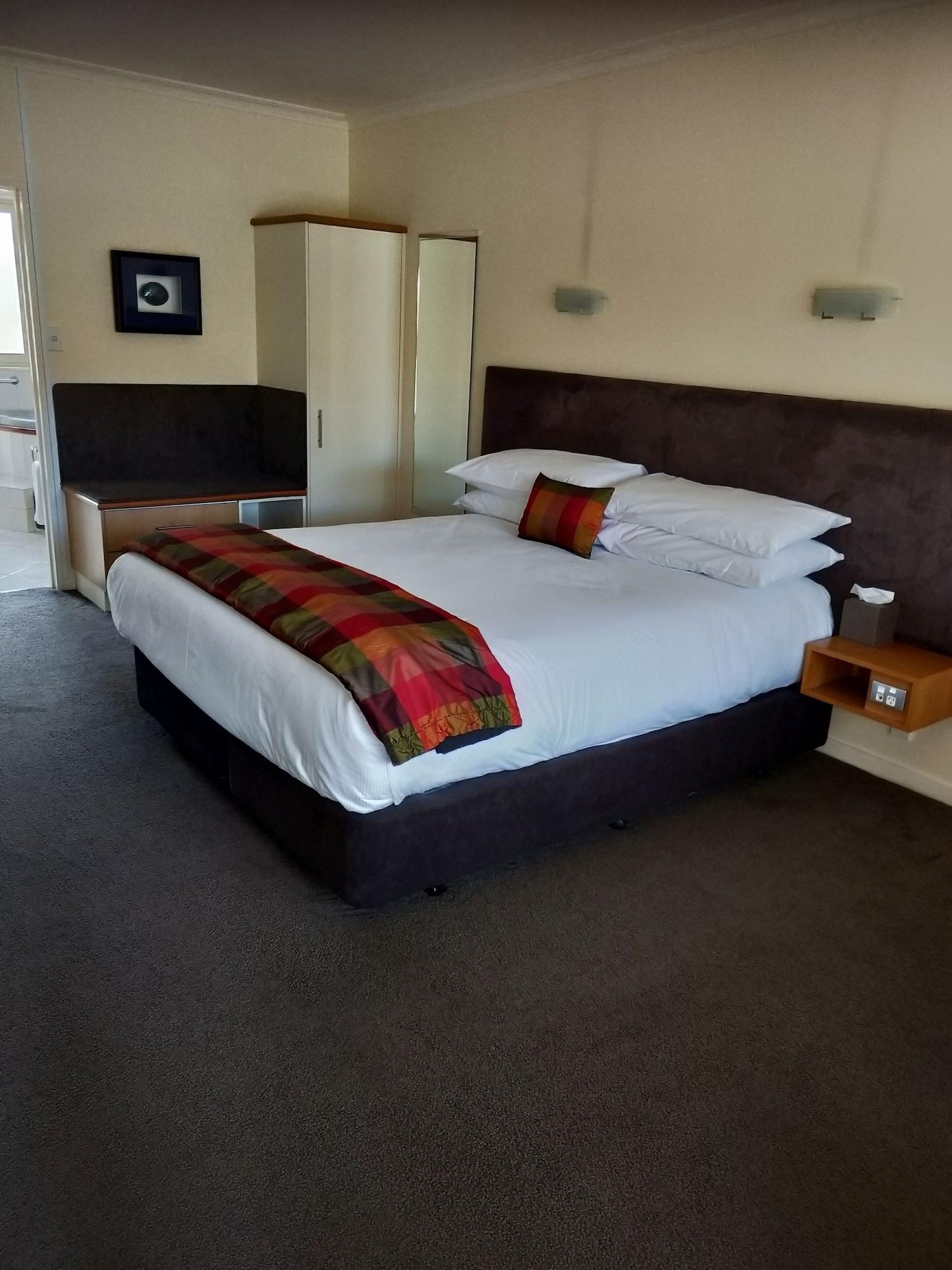 Regal Palms Resort Rotorua Exterior photo A bed with a bed runner
