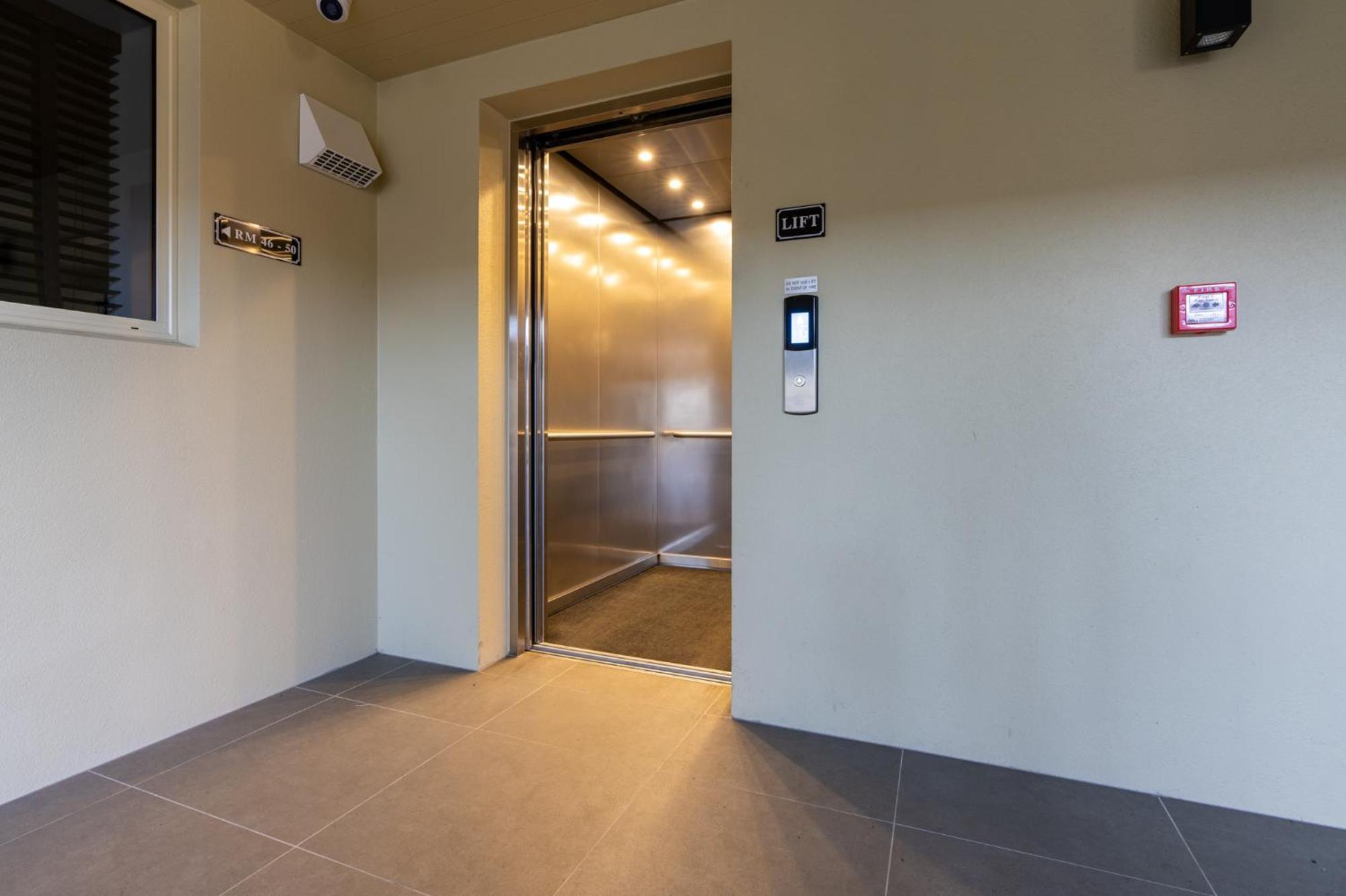Regal Palms Resort Rotorua Exterior photo A residential elevator