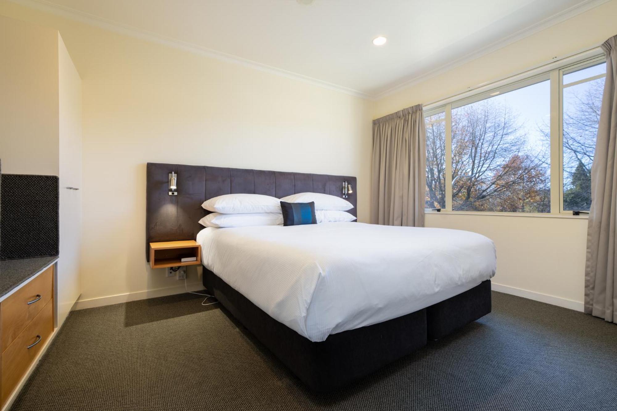 Regal Palms Resort Rotorua Exterior photo A bedroom at the hotel
